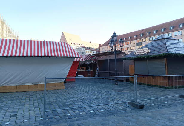 Nürnberger Christkindlesmarkt. Vorbereitung der Weihnachtsmärkte während die Covid 19 Coronavirus Pandemie in Nürnberg , Bayern , Deutschland . November 19 , 2022.