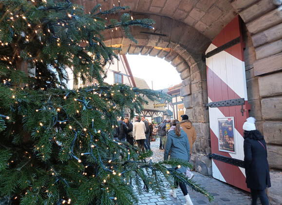 Nürnberger Christkindlesmarkt. Vorbereitung der Weihnachtsmärkte während die Covid 19 Coronavirus Pandemie in Nürnberg , Bayern , Deutschland . November 19 , 2022.