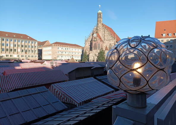 Nürnberger Christkindlesmarkt. Vorbereitung der Weihnachtsmärkte während die Covid 19 Coronavirus Pandemie in Nürnberg , Bayern , Deutschland . November 19 , 2022.