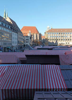 Nürnberger Christkindlesmarkt. Vorbereitung der Weihnachtsmärkte während die Covid 19 Coronavirus Pandemie in Nürnberg , Bayern , Deutschland . November 19 , 2022.