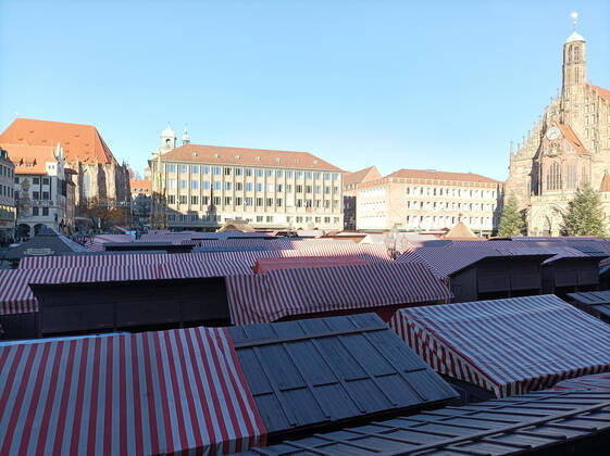 Nürnberger Christkindlesmarkt. Vorbereitung der Weihnachtsmärkte während die Covid 19 Coronavirus Pandemie in Nürnberg , Bayern , Deutschland . November 19 , 2022.