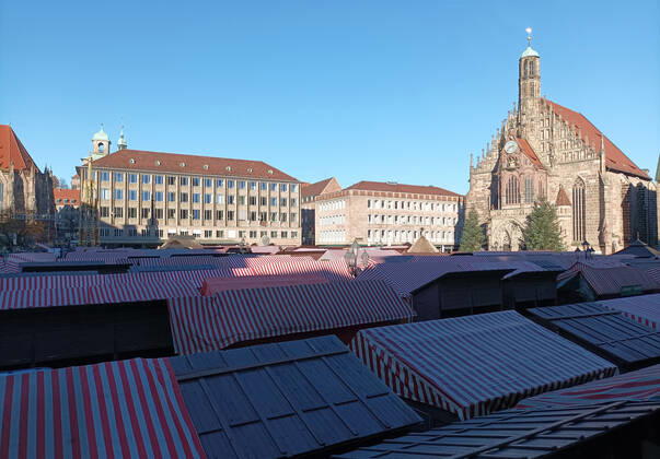 Nürnberger Christkindlesmarkt. Vorbereitung der Weihnachtsmärkte während die Covid 19 Coronavirus Pandemie in Nürnberg , Bayern , Deutschland . November 19 , 2022.