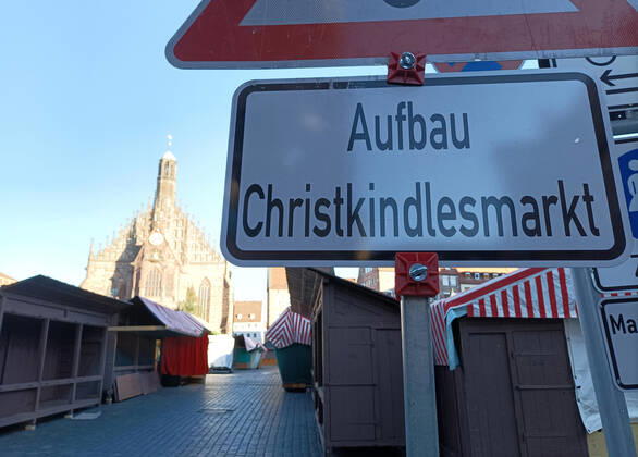 Nürnberger Christkindlesmarkt. Vorbereitung der Weihnachtsmärkte während die Covid 19 Coronavirus Pandemie in Nürnberg , Bayern , Deutschland . November 19 , 2022.