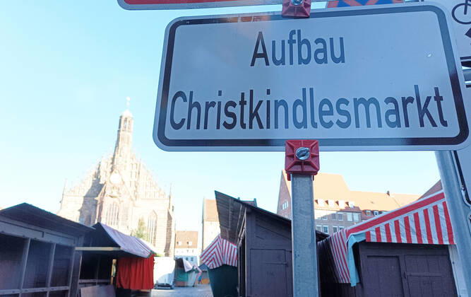 Nürnberger Christkindlesmarkt. Vorbereitung der Weihnachtsmärkte während die Covid 19 Coronavirus Pandemie in Nürnberg , Bayern , Deutschland . November 19 , 2022.