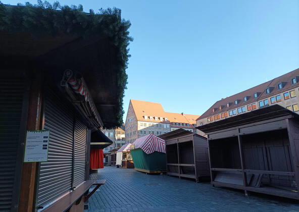 Nürnberger Christkindlesmarkt. Vorbereitung der Weihnachtsmärkte während die Covid 19 Coronavirus Pandemie in Nürnberg , Bayern , Deutschland . November 19 , 2022.