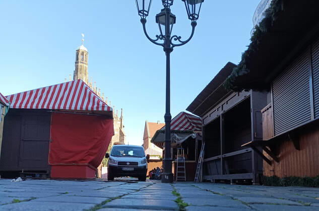 Nürnberger Christkindlesmarkt. Vorbereitung der Weihnachtsmärkte während die Covid 19 Coronavirus Pandemie in Nürnberg , Bayern , Deutschland . November 19 , 2022.