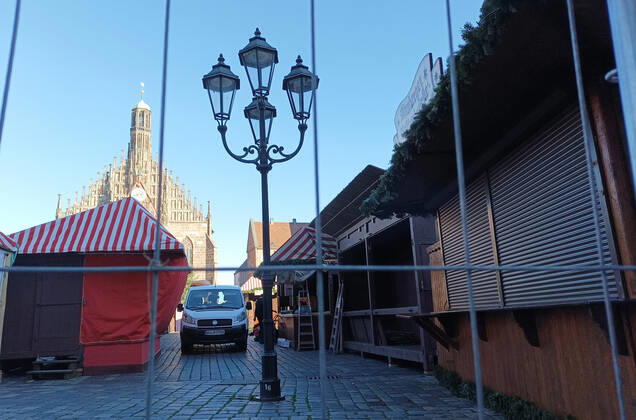 Nürnberger Christkindlesmarkt. Vorbereitung der Weihnachtsmärkte während die Covid 19 Coronavirus Pandemie in Nürnberg , Bayern , Deutschland . November 19 , 2022.