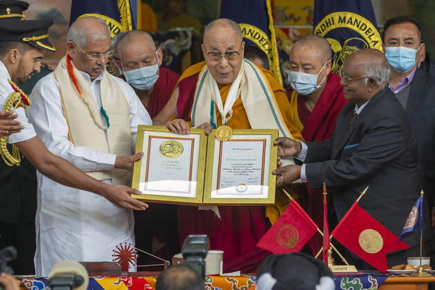 Bilder des Jahres, News 11 November News Themen der Woche KW46 News Bilder des Tages India: Tibetan Spiritual Leader the Dalai Lama receives Ghandhi Mandela Medal Tibetan Spiritual Leader the Dalai Lama being received the Ghandhi Mandela Award from Governors of Himachal Pradesh HE Rajendra Vishwanath Arlekar during The Ghandhi Mandela Award ceremony organised by Ghandhi Mandela Foundation, at Tsugla Khang Temple, Mcleodganj, Dharamshala on Saturday. HIMAACHAL PRADESH India Copyright: ShaileshxBhatnagar