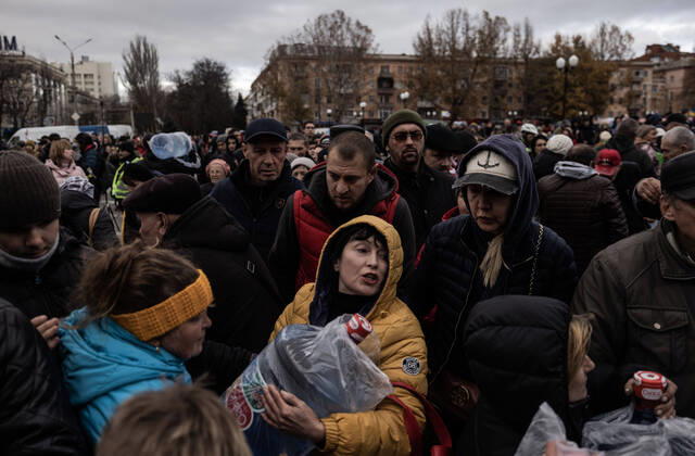 Bilder des Jahres, News 11 November November 19, 2022, Kherson, Ukraine, Ukraine: Residents stand in lines for humanitarian aid in Kherson. Kherson was officially liberated after nine months of Russian occupation on November 11, 2022. Kherson Ukraine - ZUMAj167 20221119_zip_j167_105 Copyright: xSvetxJacquelinex