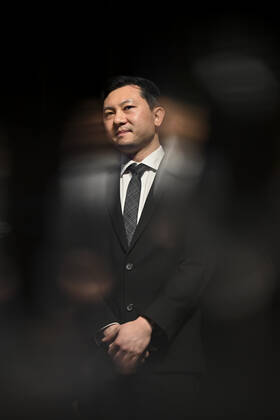 CANBERRA PRIME MINISTERS SCIENCE PRIZE, Frank Fenner Prize for Life Scientist of the Year Professor Si Ming Man poses for photographs at a media event at Parliament House in Canberra, Monday, November 21, 2022. ( NO ARCHIVING, EDITORIAL USE ONLY, NO USE IN BOOKS WITHOUT CONSENT CANBERRA ACT AUSTRALIA  Copyright: xLUKASxCOCHx 20221121001733139366