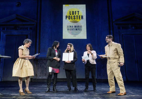 20221121 Verleihung Oesterreichischer Buchpreis 2022 WIEN, OESTERREICH - 21. NOVEMBER: Verleihung des Debutpreises. Moderation Schauspielerin Dorothee Hartinger, Staatssekretaerin fuer Kunst und Kultur Andrea Mayer, Ausgezeichnete Lena-Marie Biertimpel, Praesidentin der Arbeiterkammer Renate Anderl und Moderator Autor Philipp Hauss bei Verleihung des Oesterreichischen Buchpreises 2022 im Casino am Schwarzenbergplatz am 21. November, 2022 in Wien, Oesterreich. 221121_SEPA_32_033 Copyright: xMartinxJuenx SEPAxMedia