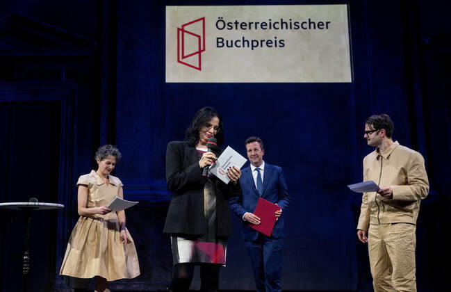20221121 Verleihung Oesterreichischer Buchpreis 2022 WIEN, OESTERREICH - 21. NOVEMBER: Moderatorin Schauspielerin Dorothee Hartinger, Staatssekretaerin fuer Kunst und Kultur Andrea Mayer, Praesident des Hauptverbamds des oesterreichschen Biuchhandels Benedikt Foeger und Moderator Schauspieler Philipp Hauss bei der Bekanntgabe der Gewinnerin des Oesterreichoschen Buchpreises bei Verleihung des Oesterreichischen Buchpreises 2022 im Casino am Schwarzenbergplatz am 21. November, 2022 in Wien, Oesterreich. 221121_SEPA_32_038 Copyright: xMartinxJuenx SEPAxMedia