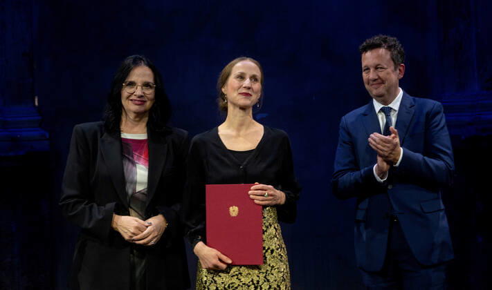 20221121 Verleihung Oesterreichischer Buchpreis 2022 WIEN, OESTERREICH - 21. NOVEMBER: Staatssekretaerin fuer Kunst und Kultur Andrea Mayer, mit dem oesterr. Buchpreis ausgezeichnete Autorin Verena Rossbacher (Roman Mon Cheri und unsere demolierten Seelen ) und Praesident des Hauptverbamds des oesterreichschen Biuchhandels Benedikt Foeger bei Verleihung des Oesterreichischen Buchpreises 2022 im Casino am Schwarzenbergplatz am 21. November, 2022 in Wien, Oesterreich. 221121_SEPA_32_039 Copyright: xMartinxJuenx SEPAxMedia