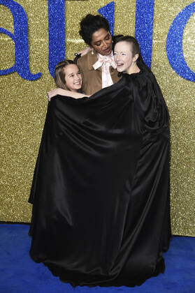 Bilder des Jahres 2022, Entertainment 11 November Entertainment Themen der Woche KW47 Entertainment Bilder des Tages Alisha Weir, Sindhu Vee und Andrea Riseborough bei der Premiere des Kinofilms Roald Dahl s Matilda the Musical Matilda - Das Musical im Curzon Mayfair Cinema. London, 21.11.2022