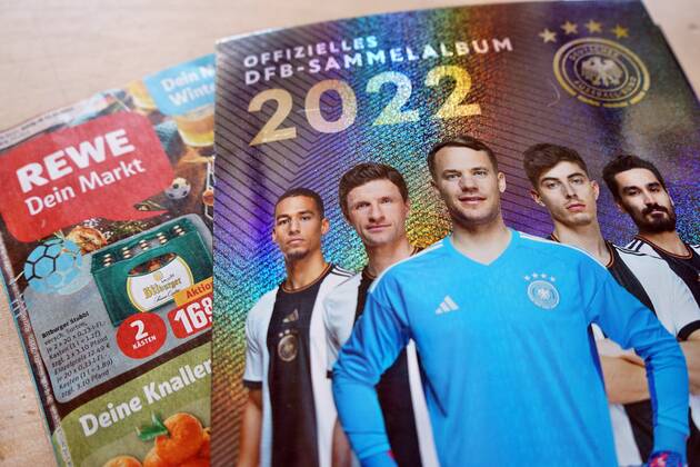 22.11.2022: Rewe verschenkt jetzt das offizielle DFB-Sammelalbum. Der Rewe-Konzern hat beschlossen wegen der Fifa-Entscheidung zur One-Love-Armbinde die Kooperation mit dem DFB ab sofort zu beenden. Germany 2022-11-22_Rewe_DFB-Sammelalbum_Foto_Hercher_3