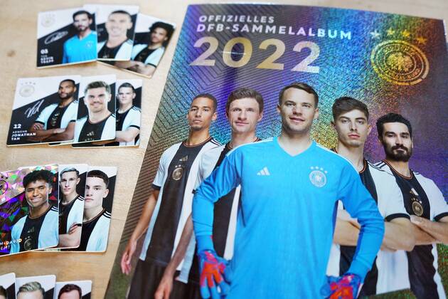 22.11.2022: Rewe verschenkt jetzt das offizielle DFB-Sammelalbum. Der Rewe-Konzern hat beschlossen wegen der Fifa-Entscheidung zur One-Love-Armbinde die Kooperation mit dem DFB ab sofort zu beenden. Germany 2022-11-22_Rewe_DFB-Sammelalbum_Foto_Hercher_5