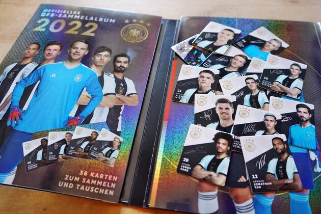 22.11.2022: Rewe verschenkt jetzt das offizielle DFB-Sammelalbum. Der Rewe-Konzern hat beschlossen wegen der Fifa-Entscheidung zur One-Love-Armbinde die Kooperation mit dem DFB ab sofort zu beenden. Germany 2022-11-22_Rewe_DFB-Sammelalbum_Foto_Hercher_6
