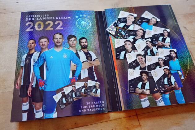 22.11.2022: Rewe verschenkt jetzt das offizielle DFB-Sammelalbum. Der Rewe-Konzern hat beschlossen wegen der Fifa-Entscheidung zur One-Love-Armbinde die Kooperation mit dem DFB ab sofort zu beenden. Germany 2022-11-22_Rewe_DFB-Sammelalbum_Foto_Hercher_7