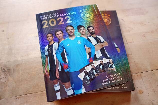 22.11.2022: Rewe verschenkt jetzt das offizielle DFB-Sammelalbum. Der Rewe-Konzern hat beschlossen wegen der Fifa-Entscheidung zur One-Love-Armbinde die Kooperation mit dem DFB ab sofort zu beenden. Germany 2022-11-22_Rewe_DFB-Sammelalbum_Foto_Hercher_8