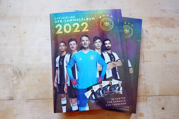22.11.2022: Rewe verschenkt jetzt das offizielle DFB-Sammelalbum. Der Rewe-Konzern hat beschlossen wegen der Fifa-Entscheidung zur One-Love-Armbinde die Kooperation mit dem DFB ab sofort zu beenden. Germany 2022-11-22_Rewe_DFB-Sammelalbum_Foto_Hercher_9