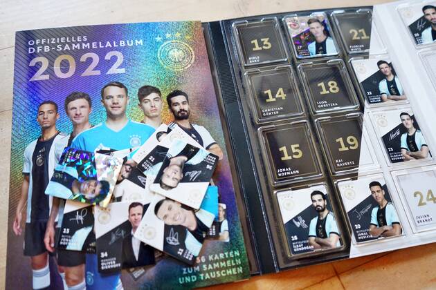 22.11.2022: Rewe verschenkt jetzt das offizielle DFB-Sammelalbum. Der Rewe-Konzern hat beschlossen wegen der Fifa-Entscheidung zur One-Love-Armbinde die Kooperation mit dem DFB ab sofort zu beenden. Germany 2022-11-22_Rewe_DFB-Sammelalbum_Foto_Hercher_13