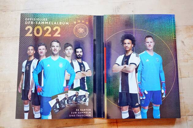 22.11.2022: Rewe verschenkt jetzt das offizielle DFB-Sammelalbum. Der Rewe-Konzern hat beschlossen wegen der Fifa-Entscheidung zur One-Love-Armbinde die Kooperation mit dem DFB ab sofort zu beenden. Germany 2022-11-22_Rewe_DFB-Sammelalbum_Foto_Hercher_14