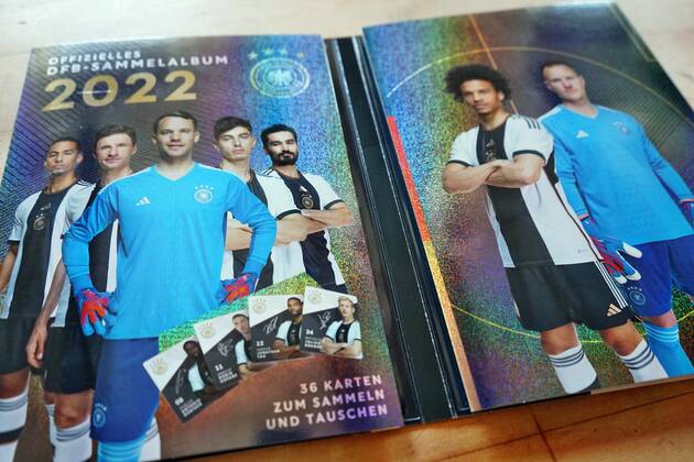 22.11.2022: Rewe verschenkt jetzt das offizielle DFB-Sammelalbum. Der Rewe-Konzern hat beschlossen wegen der Fifa-Entscheidung zur One-Love-Armbinde die Kooperation mit dem DFB ab sofort zu beenden. Germany 2022-11-22_Rewe_DFB-Sammelalbum_Foto_Hercher_15