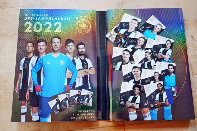 22.11.2022: Rewe verschenkt jetzt das offizielle DFB-Sammelalbum. Der Rewe-Konzern hat beschlossen wegen der Fifa-Entscheidung zur One-Love-Armbinde die Kooperation mit dem DFB ab sofort zu beenden. Germany 2022-11-22_Rewe_DFB-Sammelalbum_Foto_Hercher_16