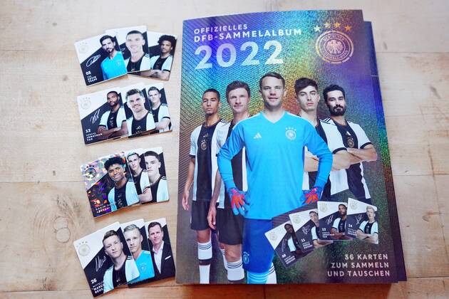 22.11.2022: Rewe verschenkt jetzt das offizielle DFB-Sammelalbum. Der Rewe-Konzern hat beschlossen wegen der Fifa-Entscheidung zur One-Love-Armbinde die Kooperation mit dem DFB ab sofort zu beenden. Germany 2022-11-22_Rewe_DFB-Sammelalbum_Foto_Hercher_17
