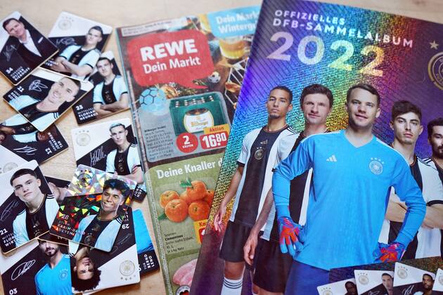 22.11.2022: Rewe verschenkt jetzt das offizielle DFB-Sammelalbum. Der Rewe-Konzern hat beschlossen wegen der Fifa-Entscheidung zur One-Love-Armbinde die Kooperation mit dem DFB ab sofort zu beenden. Germany 2022-11-22_Rewe_DFB-Sammelalbum_Foto_Hercher_2