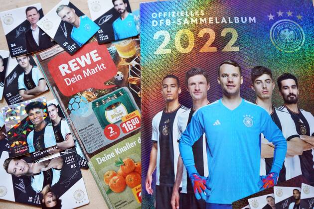 22.11.2022: Rewe verschenkt jetzt das offizielle DFB-Sammelalbum. Der Rewe-Konzern hat beschlossen wegen der Fifa-Entscheidung zur One-Love-Armbinde die Kooperation mit dem DFB ab sofort zu beenden. Germany 2022-11-22_Rewe_DFB-Sammelalbum_Foto_Hercher_1