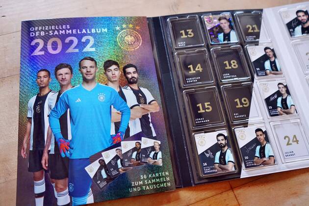 22.11.2022: Rewe verschenkt jetzt das offizielle DFB-Sammelalbum. Der Rewe-Konzern hat beschlossen wegen der Fifa-Entscheidung zur One-Love-Armbinde die Kooperation mit dem DFB ab sofort zu beenden. Germany 2022-11-22_Rewe_DFB-Sammelalbum_Foto_Hercher_12