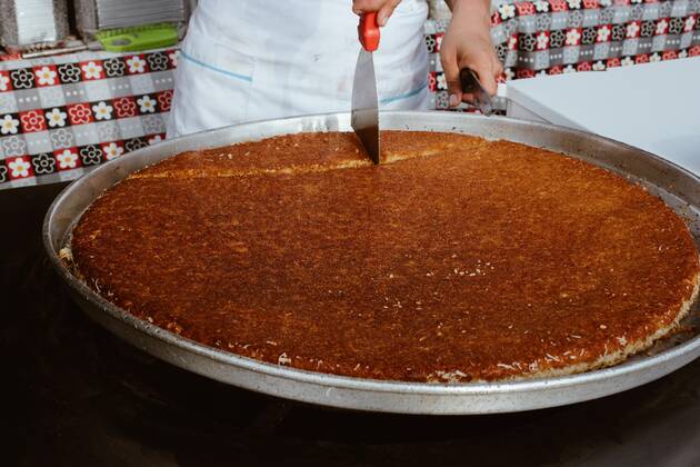 IMAGO Creative, Food, Künefe Türkische Wüste Kunefe wird von Chefkoch in der Ansicht geschnitten Copyright: imageBROKER TurgayxKoca ibxtyk08638392.jpg