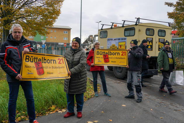 Protest der BI Büttelborn 21 gegen die Einlagerung von freigemessenen Abfällen aus Biblis - Büttelborn 22.11.2022: Protest an der Deponie gegen die Zuweisung von freigemessenen Abfällen aus dem AKW Biblis