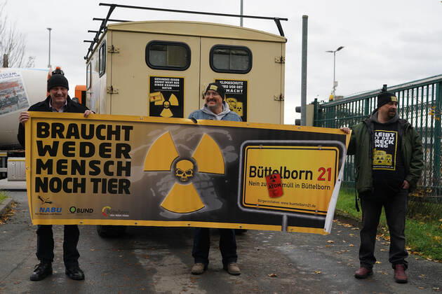 News Bilder des Tages Protest der BI Büttelborn 21 gegen die Einlagerung von freigemessenen Abfällen aus Biblis - Büttelborn 22.11.2022: Protest an der Deponie gegen die Zuweisung von freigemessenen Abfällen aus dem AKW Biblis