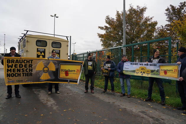 Protest der BI Büttelborn 21 gegen die Einlagerung von freigemessenen Abfällen aus Biblis - Büttelborn 22.11.2022: Protest an der Deponie gegen die Zuweisung von freigemessenen Abfällen aus dem AKW Biblis