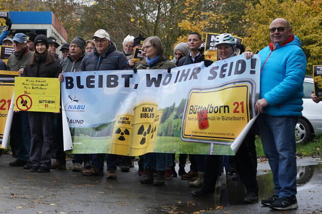 Protest der BI Büttelborn 21 gegen die Einlagerung von freigemessenen Abfällen aus Biblis - Büttelborn 22.11.2022: Protest an der Deponie gegen die Zuweisung von freigemessenen Abfällen aus dem AKW Biblis