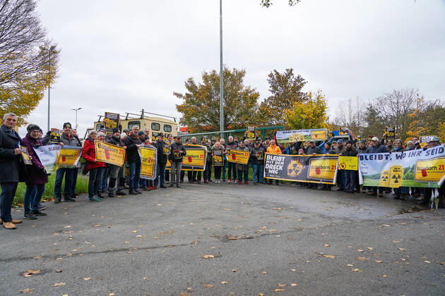 Büttelborner Bürger und die BI Büttelborn 21 protestieren gegen die Zuweisung von Atommüll - Büttelborn 22.11.2022: Protest an der Deponie gegen die Zuweisung von freigemessenen Abfällen aus dem AKW Biblis