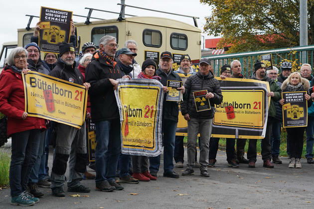 Büttelborner Bürger und die BI Büttelborn 21 protestieren gegen die Zuweisung von Atommüll - Büttelborn 22.11.2022: Protest an der Deponie gegen die Zuweisung von freigemessenen Abfällen aus dem AKW Biblis