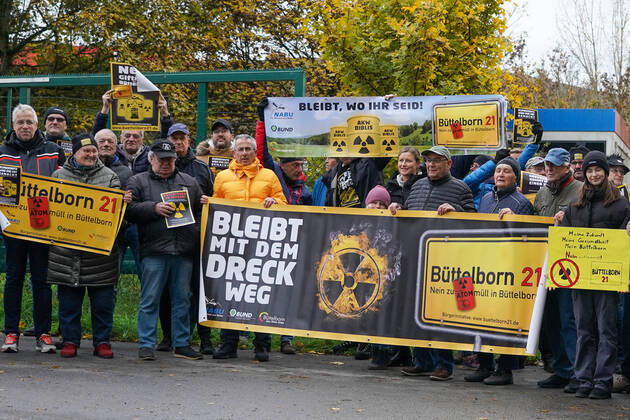 News Bilder des Tages Büttelborner Bürger und die BI Büttelborn 21 protestieren gegen die Zuweisung von Atommüll - Büttelborn 22.11.2022: Protest an der Deponie gegen die Zuweisung von freigemessenen Abfällen aus dem AKW Biblis