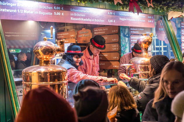 Nach zweijähriger Unterbrechung startete unter grossem Andrang am 22. November 2022 der Leipziger Weihnachtsmarkt. Mit Preisen von mehr als 4,50€ ist der Gluehwein deutlich teurer als vor zwei Jahren. Die Menschen stört es nicht.