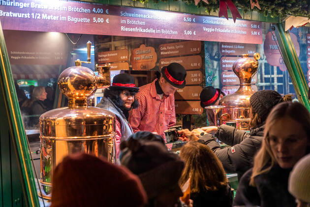 Nach zweijähriger Unterbrechung startete unter grossem Andrang am 22. November 2022 der Leipziger Weihnachtsmarkt. Mit Preisen von mehr als 4,50€ ist der Gluehwein deutlich teurer als vor zwei Jahren. Die Menschen stört es nicht.