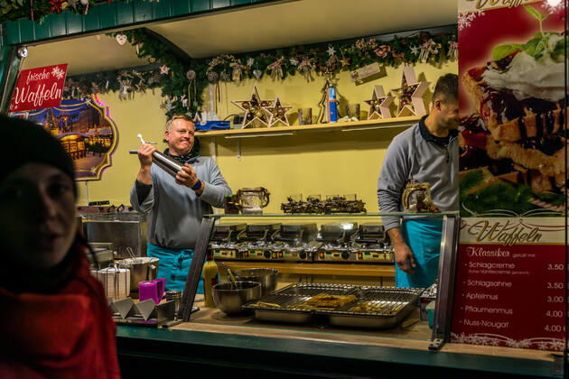 Nach zweijähriger Unterbrechung startete unter grossem Andrang am 22. November 2022 der Leipziger Weihnachtsmarkt. Mit Preisen von mehr als 4,50€ ist der Gluehwein deutlich teurer als vor zwei Jahren. Die Menschen stört es nicht.