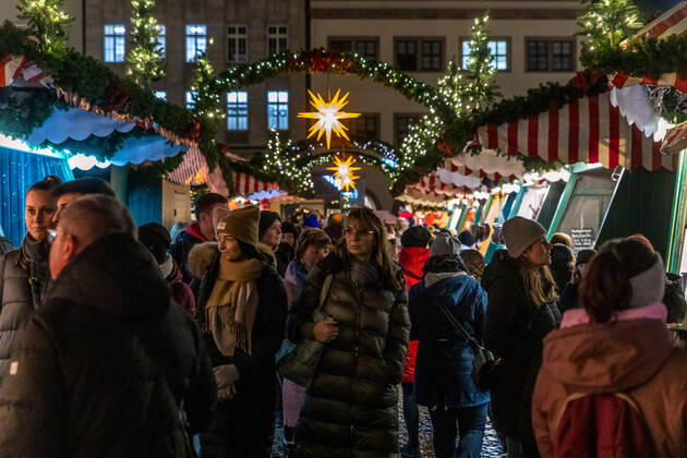 Nach zweijähriger Unterbrechung startete unter grossem Andrang am 22. November 2022 der Leipziger Weihnachtsmarkt. Mit Preisen von mehr als 4,50€ ist der Gluehwein deutlich teurer als vor zwei Jahren. Die Menschen stört es nicht.