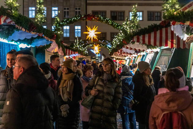 Nach zweijähriger Unterbrechung startete unter grossem Andrang am 22. November 2022 der Leipziger Weihnachtsmarkt. Mit Preisen von mehr als 4,50€ ist der Gluehwein deutlich teurer als vor zwei Jahren. Die Menschen stört es nicht.