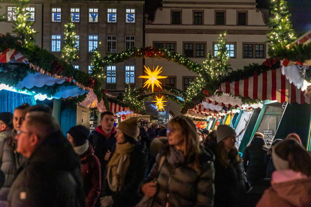 Nach zweijähriger Unterbrechung startete unter grossem Andrang am 22. November 2022 der Leipziger Weihnachtsmarkt. Mit Preisen von mehr als 4,50€ ist der Gluehwein deutlich teurer als vor zwei Jahren. Die Menschen stört es nicht.