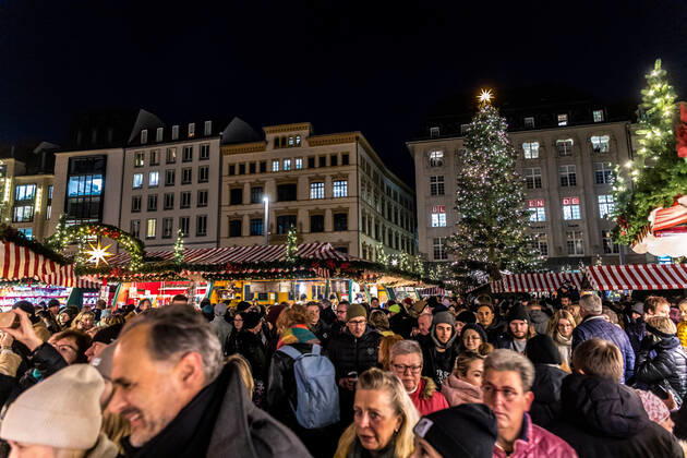 Nach zweijähriger Unterbrechung startete unter grossem Andrang am 22. November 2022 der Leipziger Weihnachtsmarkt. Mit Preisen von mehr als 4,50€ ist der Gluehwein deutlich teurer als vor zwei Jahren. Die Menschen stört es nicht.