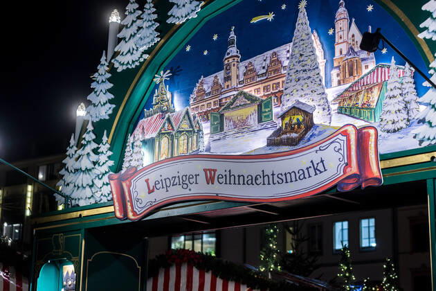 Nach zweijähriger Unterbrechung startete unter grossem Andrang am 22. November 2022 der Leipziger Weihnachtsmarkt. Mit Preisen von mehr als 4,50€ ist der Gluehwein deutlich teurer als vor zwei Jahren. Die Menschen stört es nicht.