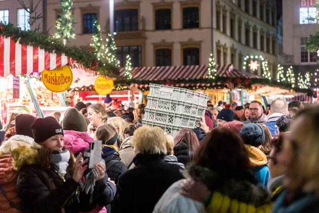 Nach zweijähriger Unterbrechung startete unter grossem Andrang am 22. November 2022 der Leipziger Weihnachtsmarkt. Mit Preisen von mehr als 4,50€ ist der Gluehwein deutlich teurer als vor zwei Jahren. Die Menschen stört es nicht.