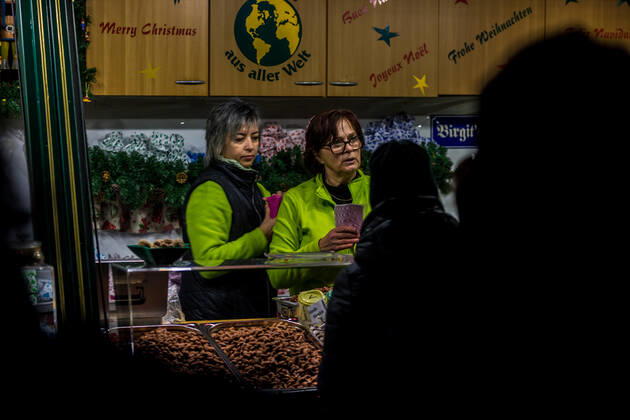 Nach zweijähriger Unterbrechung startete unter grossem Andrang am 22. November 2022 der Leipziger Weihnachtsmarkt. Mit Preisen von mehr als 4,50€ ist der Gluehwein deutlich teurer als vor zwei Jahren. Die Menschen stört es nicht.